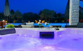 Villa Lorema-Pet Friendly On 5000 Sqm Garden,Pool, Jacuzzi, Billiard&Ps5